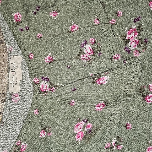 Flower Shirt 🔥 - Picture 2 of 2